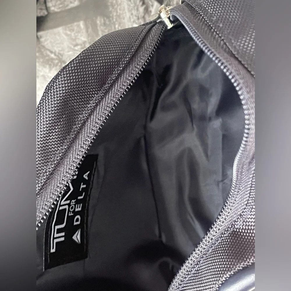 New Tumi For Delta Lined Cosmetic Bag In Navy Blue / Tumi Sleeping Mask In Black